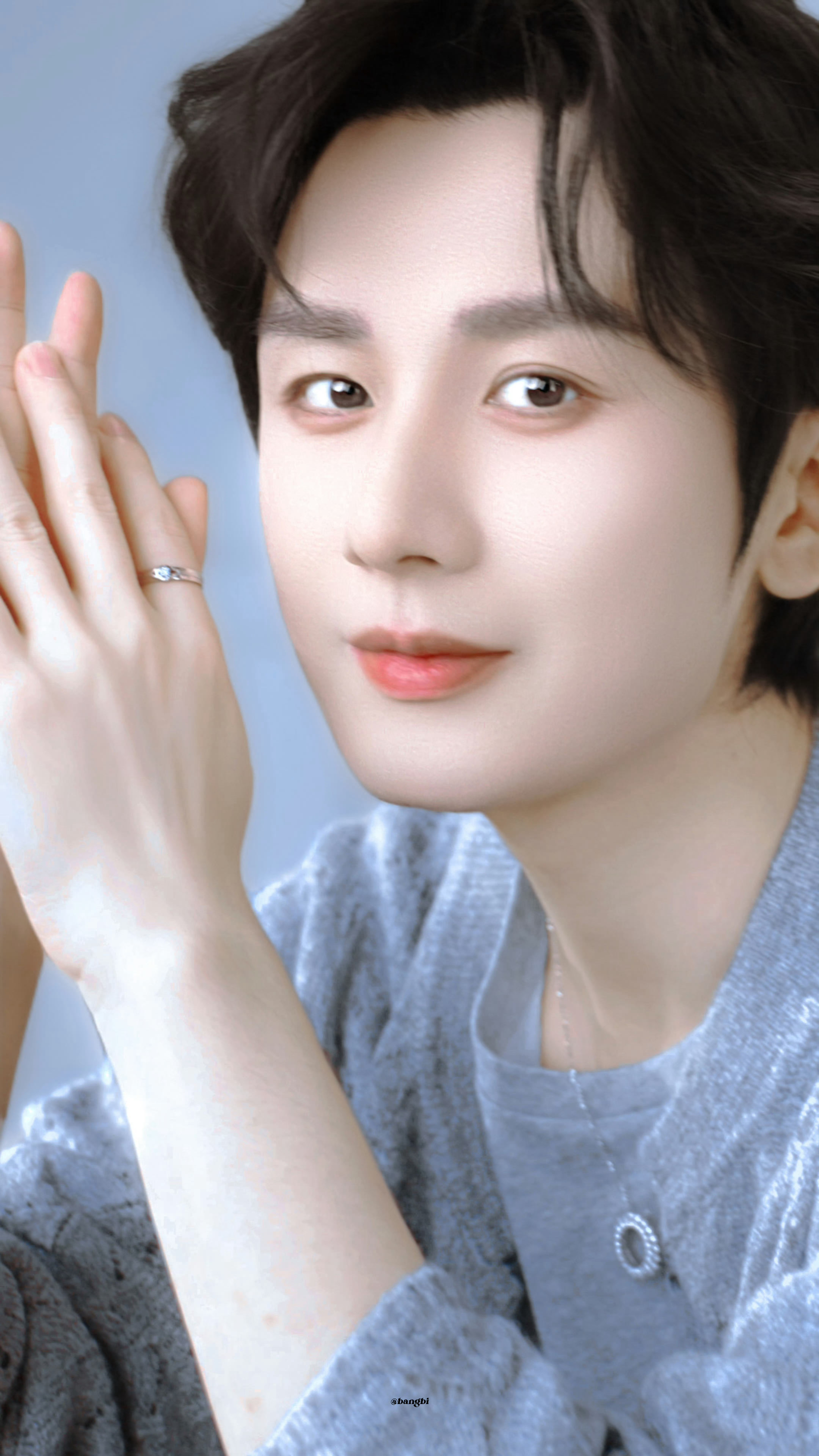 成毅V中文版发布节奏最近好事不断，接连sw官宣，新杂志也即将发布，紧接着还有4月