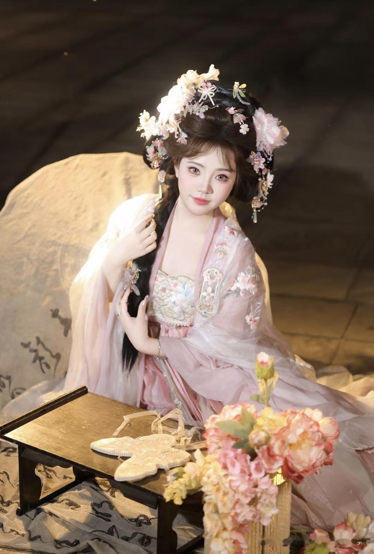 花间美人坐，笑语醉春风。满树春光醉荡漾花间闻花香