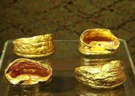 1982年，江苏一农妇收拾屋子时，发现床底下多了一个绿铜壶，往里一瞧，壶里竟装着