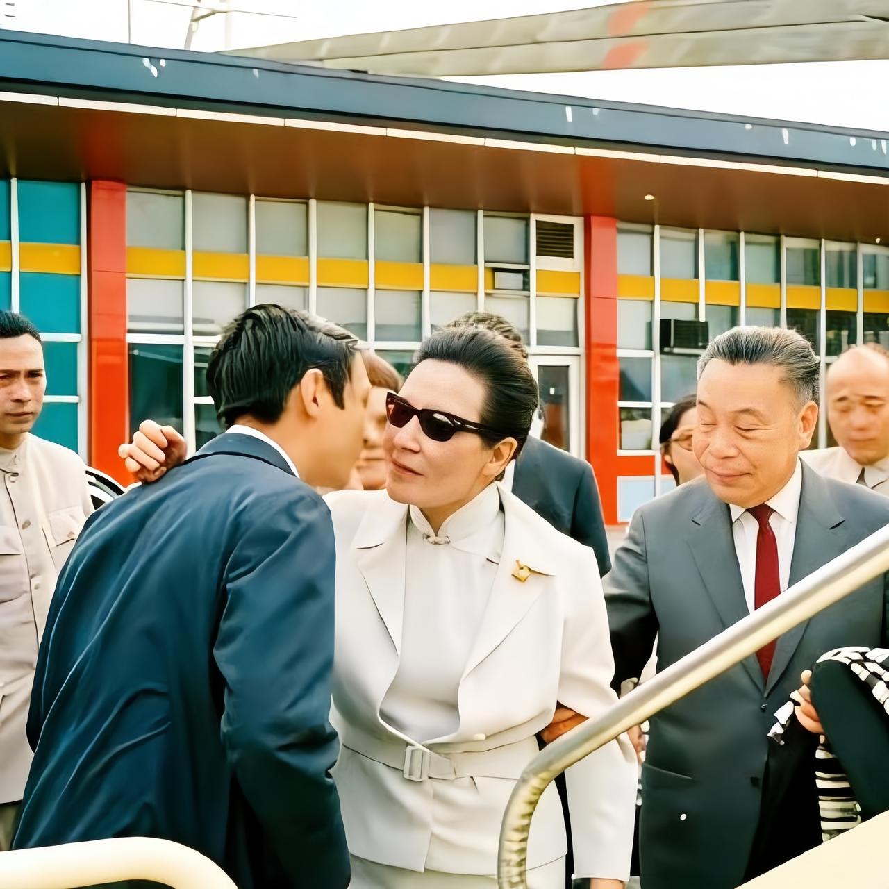这是1975年宋美龄离台前往美时与自己最疼爱的孙子蒋孝勇贴面耳语告别。三兄弟中大