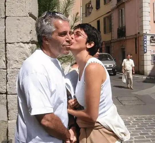 美国这个周末，美国被爱泼斯坦最新文件的曝光彻底刷屏，无论是普通民众还是媒体记者，