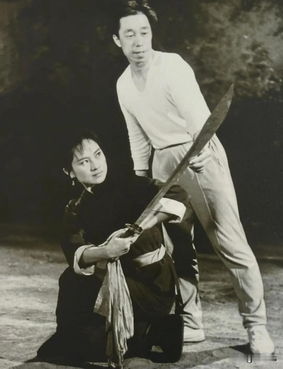 张金玲吴海燕练功吴海燕是京剧演员，有童子功，演白莲花武功这方面难度不大张金