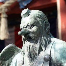 天狗，日本神话中的一种妖怪，拥有一千三百年的历史。根据民间传说，天狗以长长的鼻子