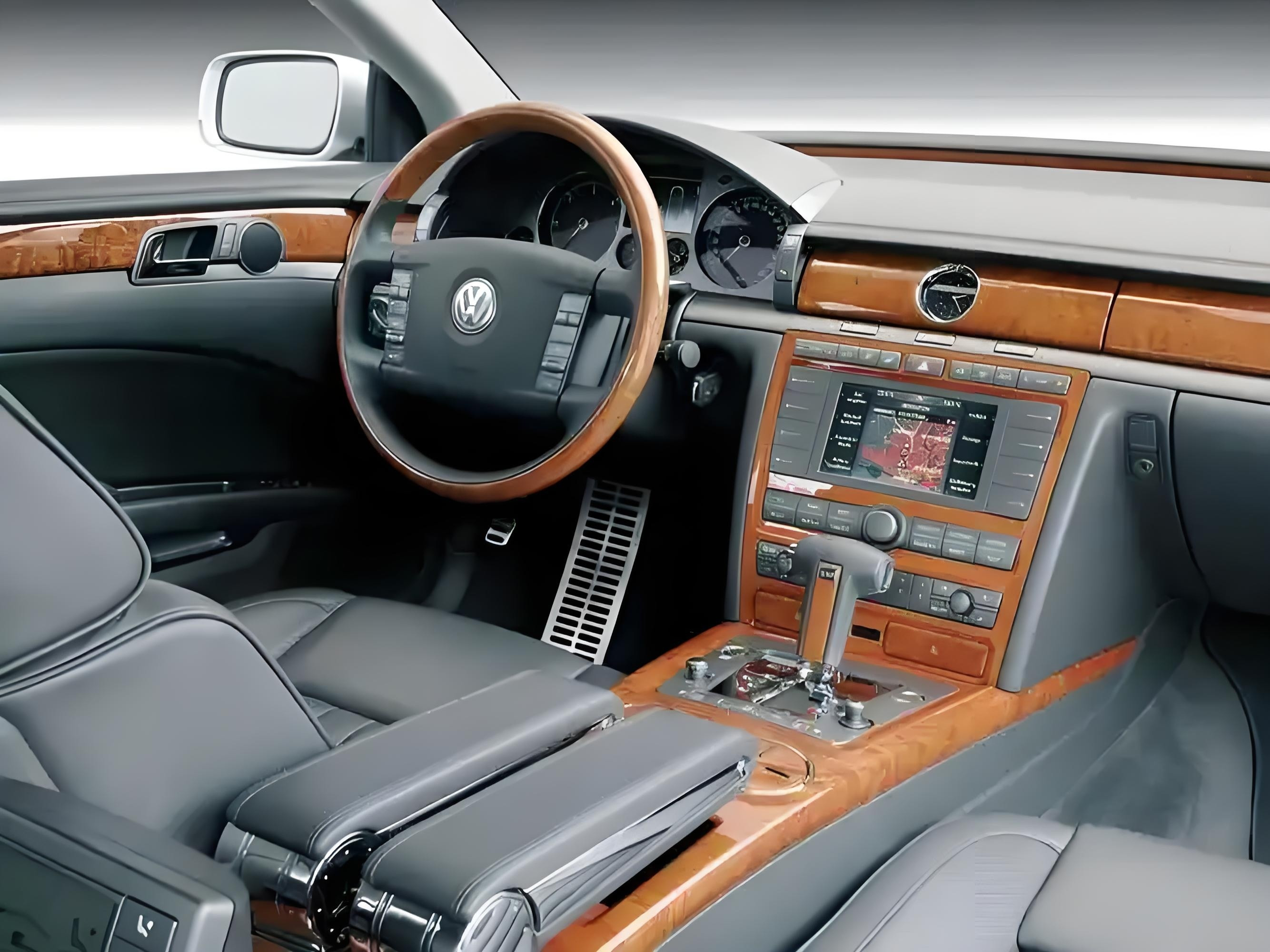 差不多15年前，我觉得大众辉腾和捷豹XJ这两套内饰，是百万级最贵气和契合老钱风的