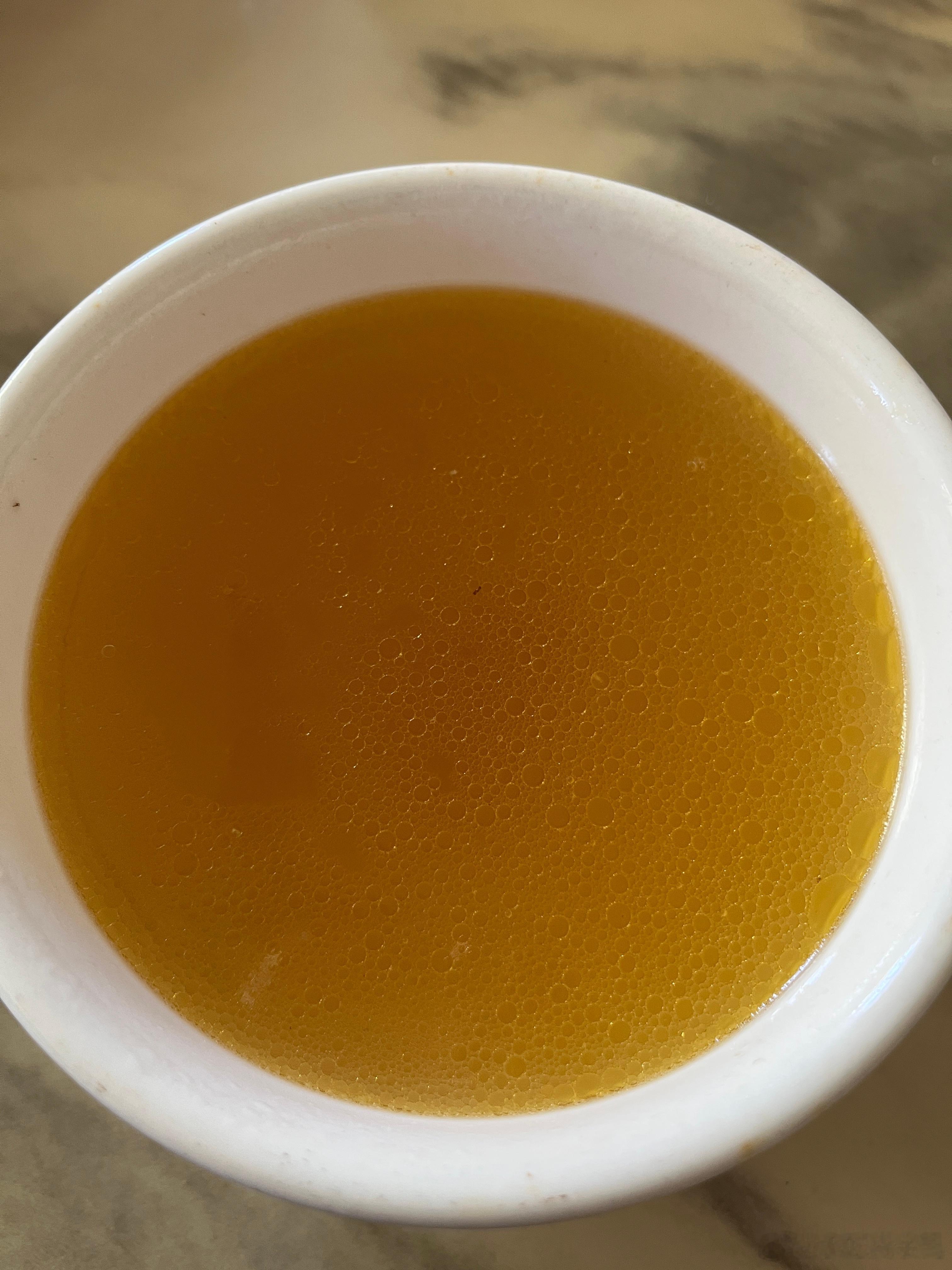 吃饭了，婆婆煲了鸡汤，公公买了烤五花肉、盐焗鸡翅，烤五花肉很酥脆，还有个青菜，公