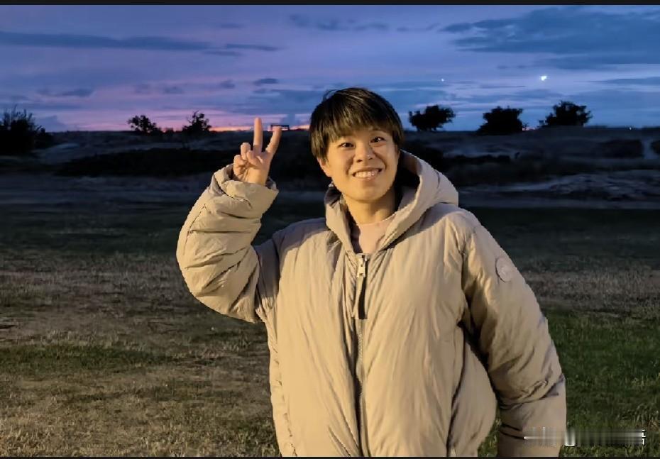 王艺迪在马尔默都穿上羽绒服了，看来天气是真的很凉啊，喜欢大迪的笑容，生活里她也是