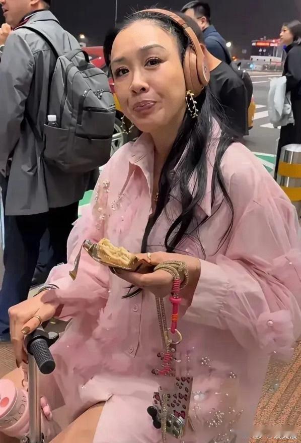 无滤镜下的钟丽缇，容貌尽显真实质感，状态一目了然。