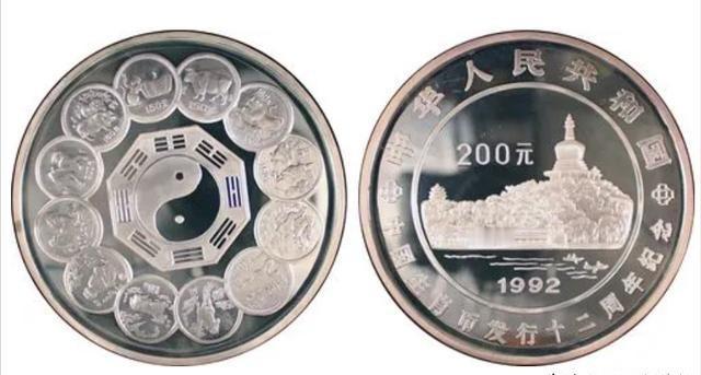 1992年，一位老太太颤抖着将一枚钱币，放到孙子手里，她喘着粗气道：“奶奶不行了