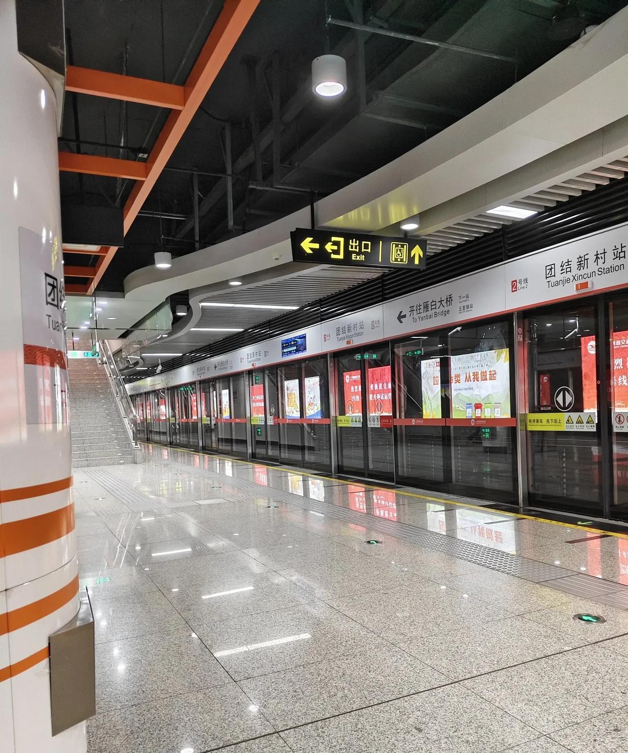 天色透亮，兰州城从睡梦中醒，清晨六点半的大街上，宁静如夜，行人稀寥，车辆稀少！早
