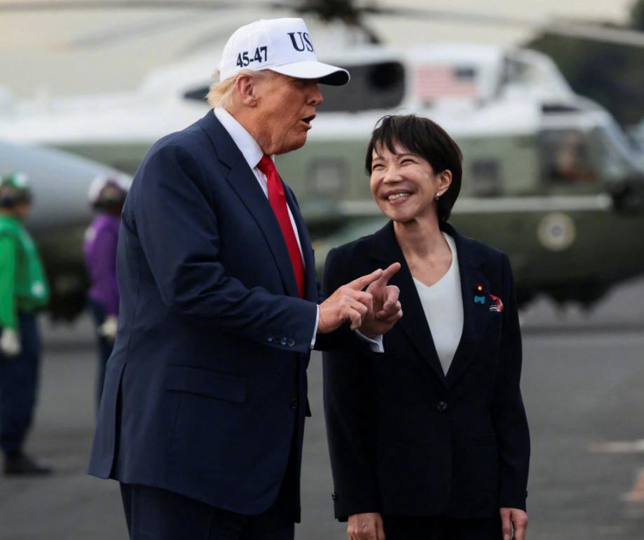 难怪73岁的山本拓不愿意出来当第一先生，看到自己的妻子和79岁老男人如此亲密当真