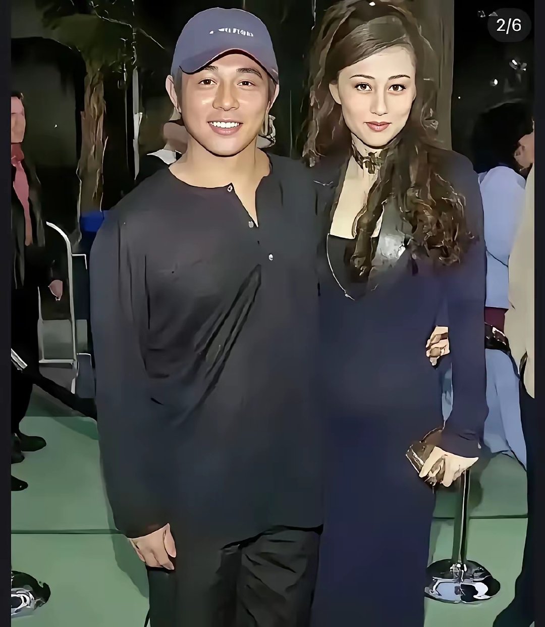 在利智和李连杰的众多照片里，好难才能见到一张她在笑！反而李连杰一直是笑的。​现在感觉李连杰很喜欢利智