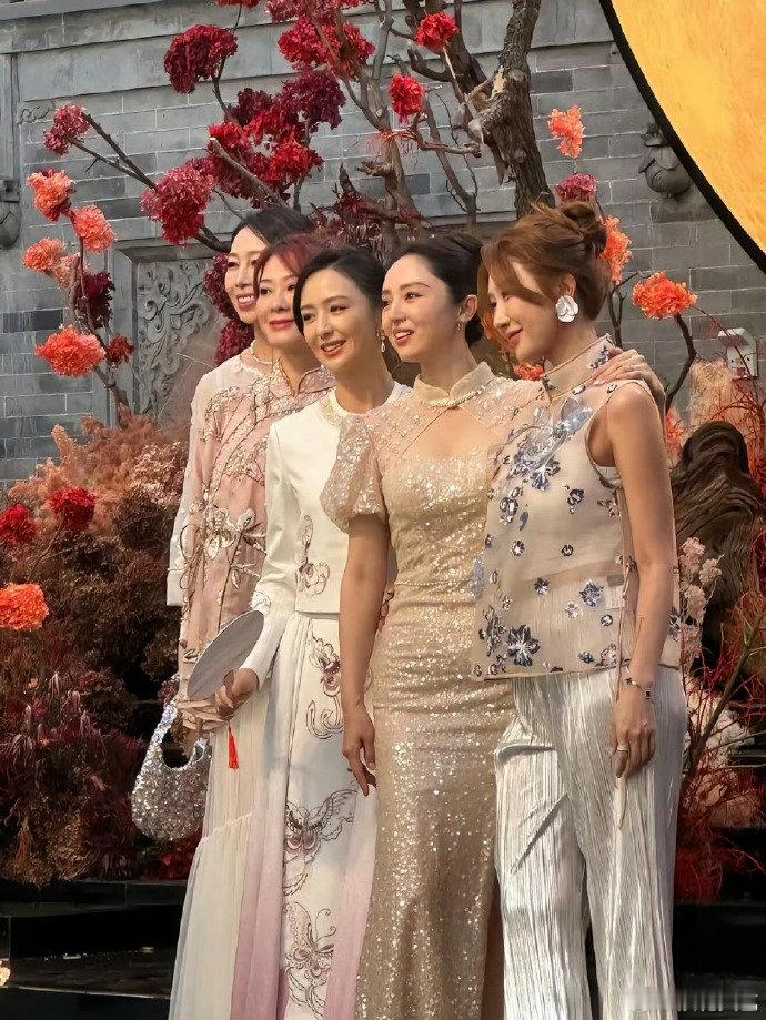 佟丽娅是董璇伴娘佟丽娅给董璇当伴娘佟丽娅是董璇伴娘，原来两位关系这么好吗​​
