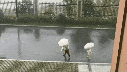 “我不信有这样的妈妈[无奈吐舌]”！这是发生在湖南的一件事！暴雨天气，妈妈和女儿打着