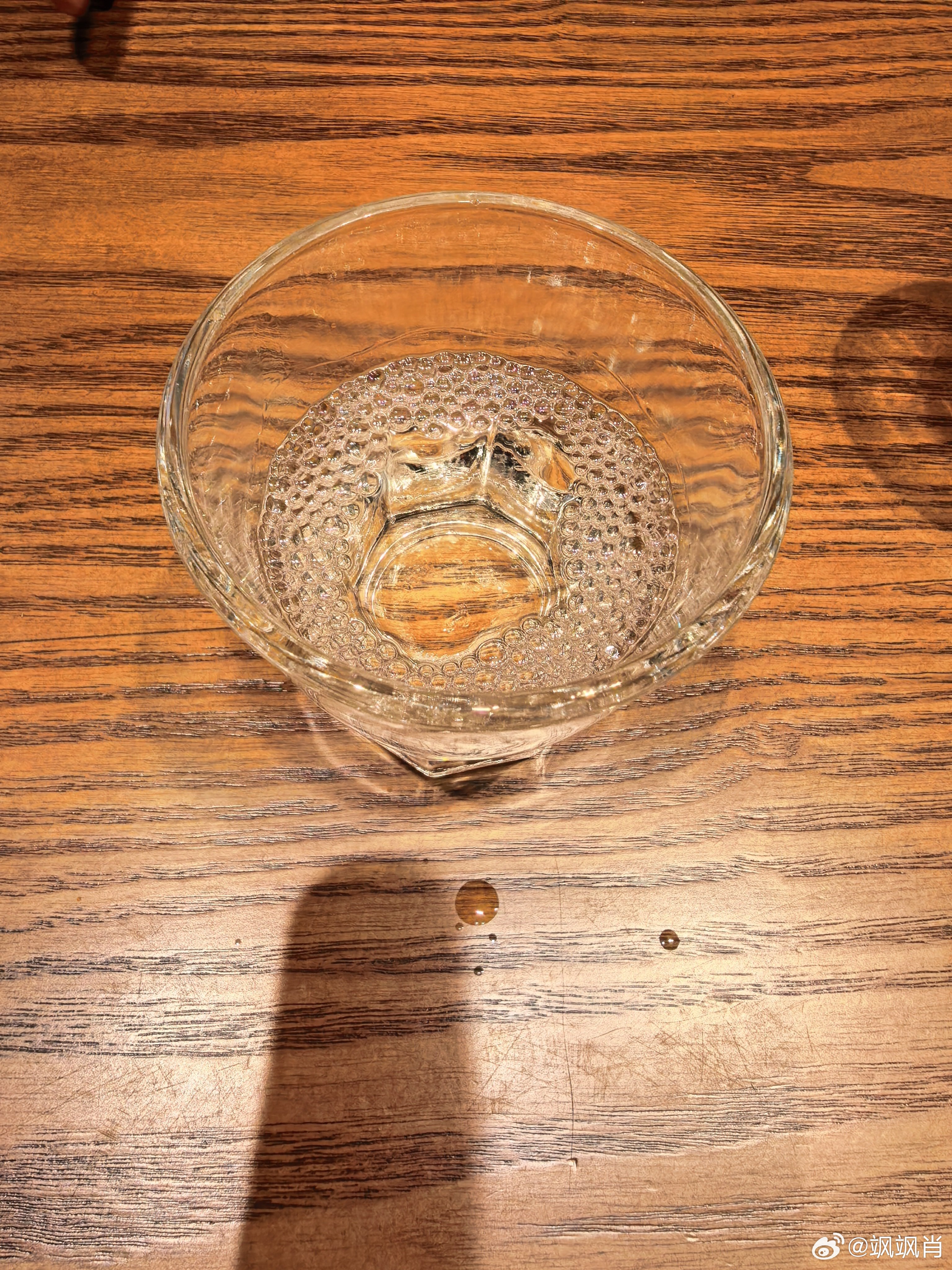 我自己不喝酒了，这下便宜了那帮兄弟们。这是我2016年藏的赖茅，整整十年了，酒花