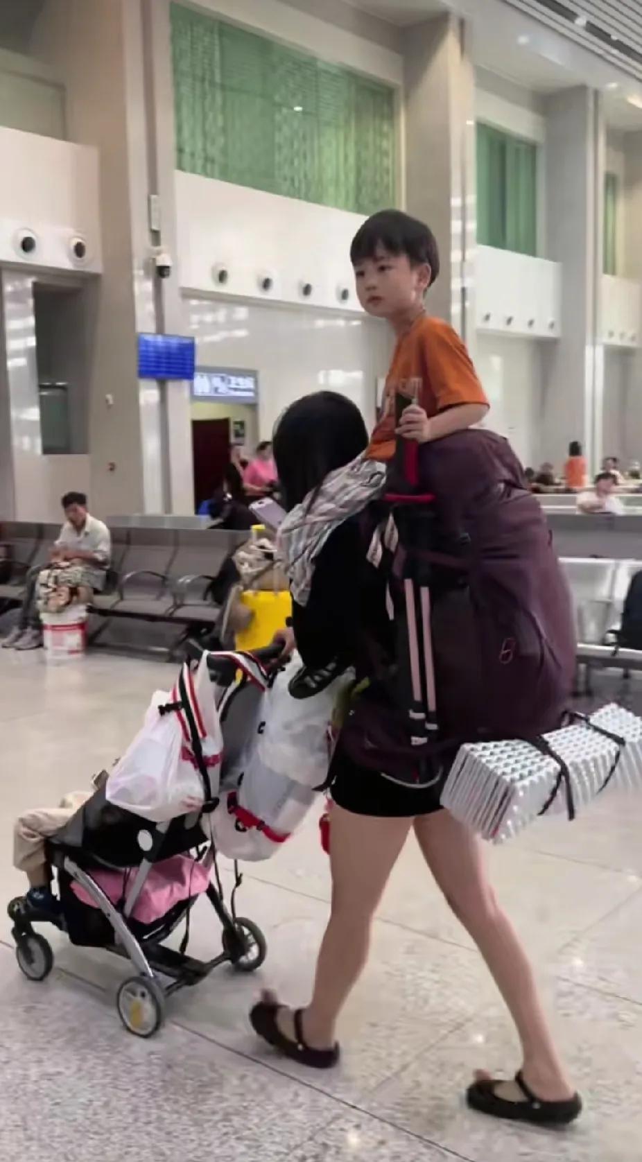 “地表最强宝妈”来了。六盘水火车站。宝妈带着两个孩子出行，怕自己带的东西多，