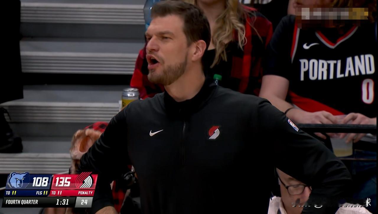 我忍不住要怒斥开拓者主帅斯普利特！在今天开拓者主场以135：115大胜灰熊的比赛