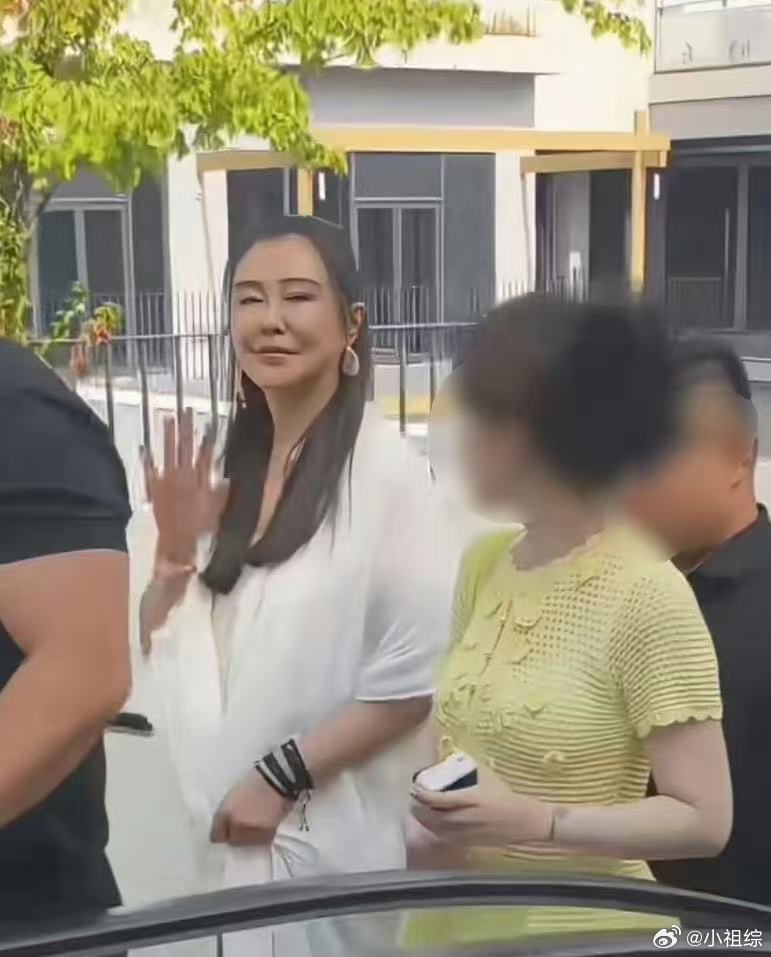王祖贤脸部浮肿王祖贤脸部浮肿！王祖贤疑似医美