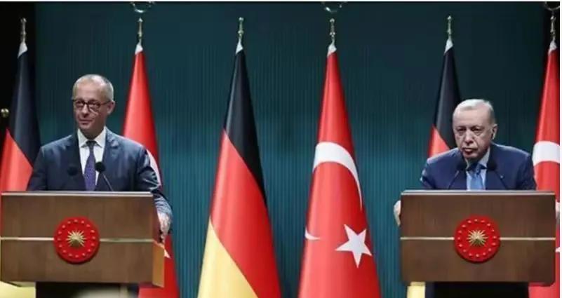 外交场合秒变辩论现场，埃尔多安一句“德国是不是历史包袱太重蒙了眼？”直接把默茨的