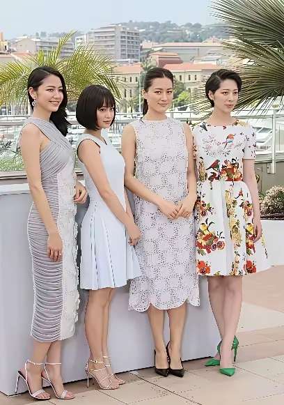 看这几位美女，个子小了就不占优势了