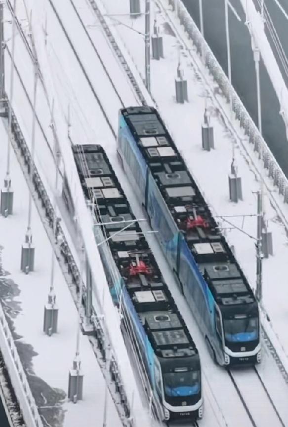 对于济南云巴来说是个不好的消息，济南有轨电车貌似不怕下雪，而且票价更便宜，这次济