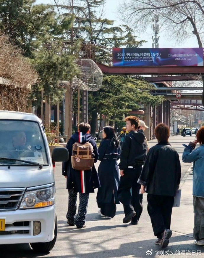 网友北京798偶遇任嘉伦北京798偶遇任嘉伦羡慕偶遇的网友，任嘉伦私下里真的太圈