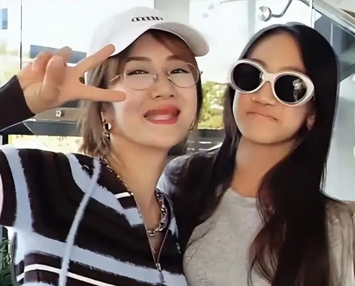 《蜗居》中海藻扮演者李念的女儿都十四岁了。不过她女儿好像没有继承她的美貌。估计是