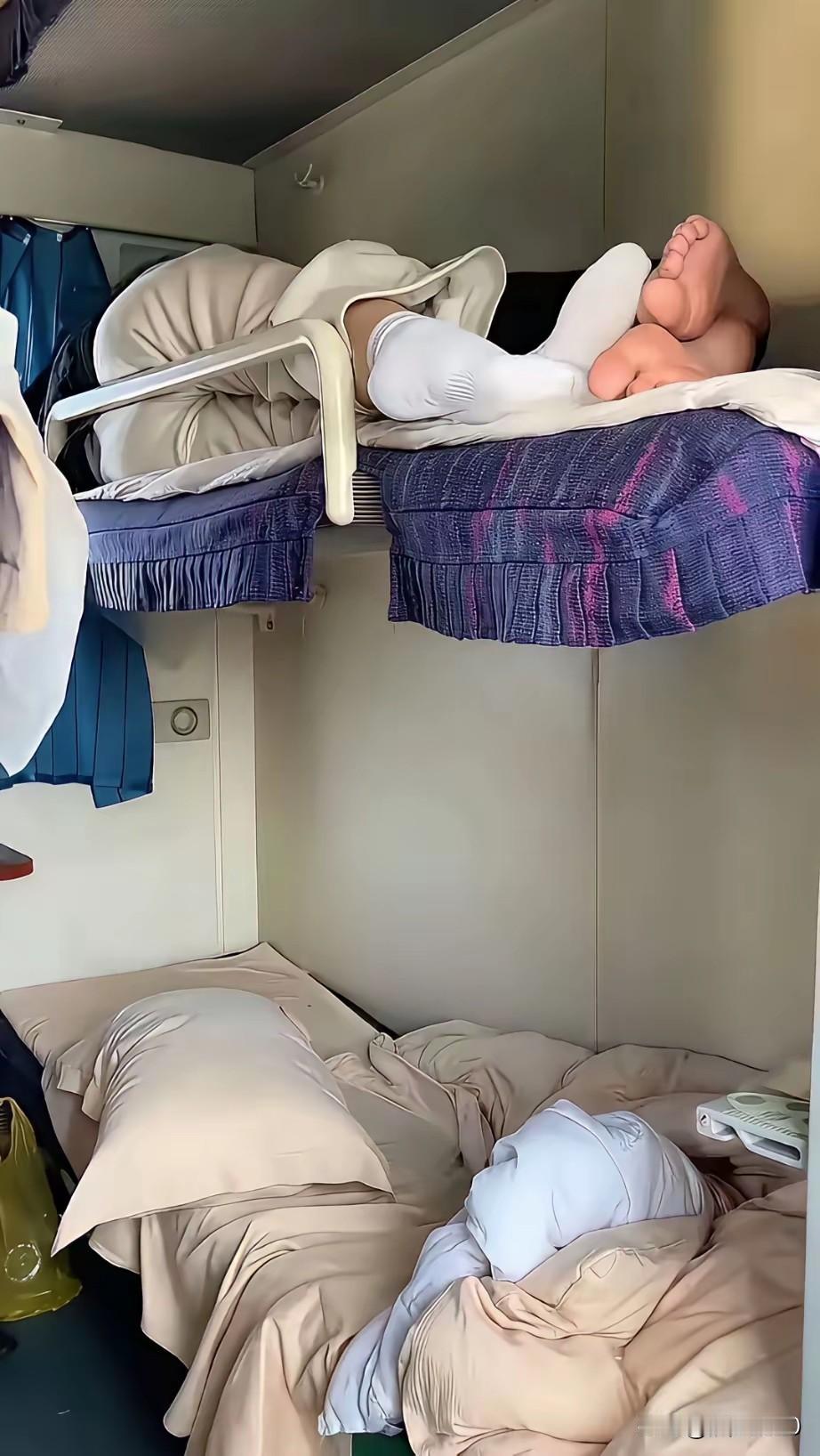 火车卧铺这床绝对是质量最好最结实的……[大笑]