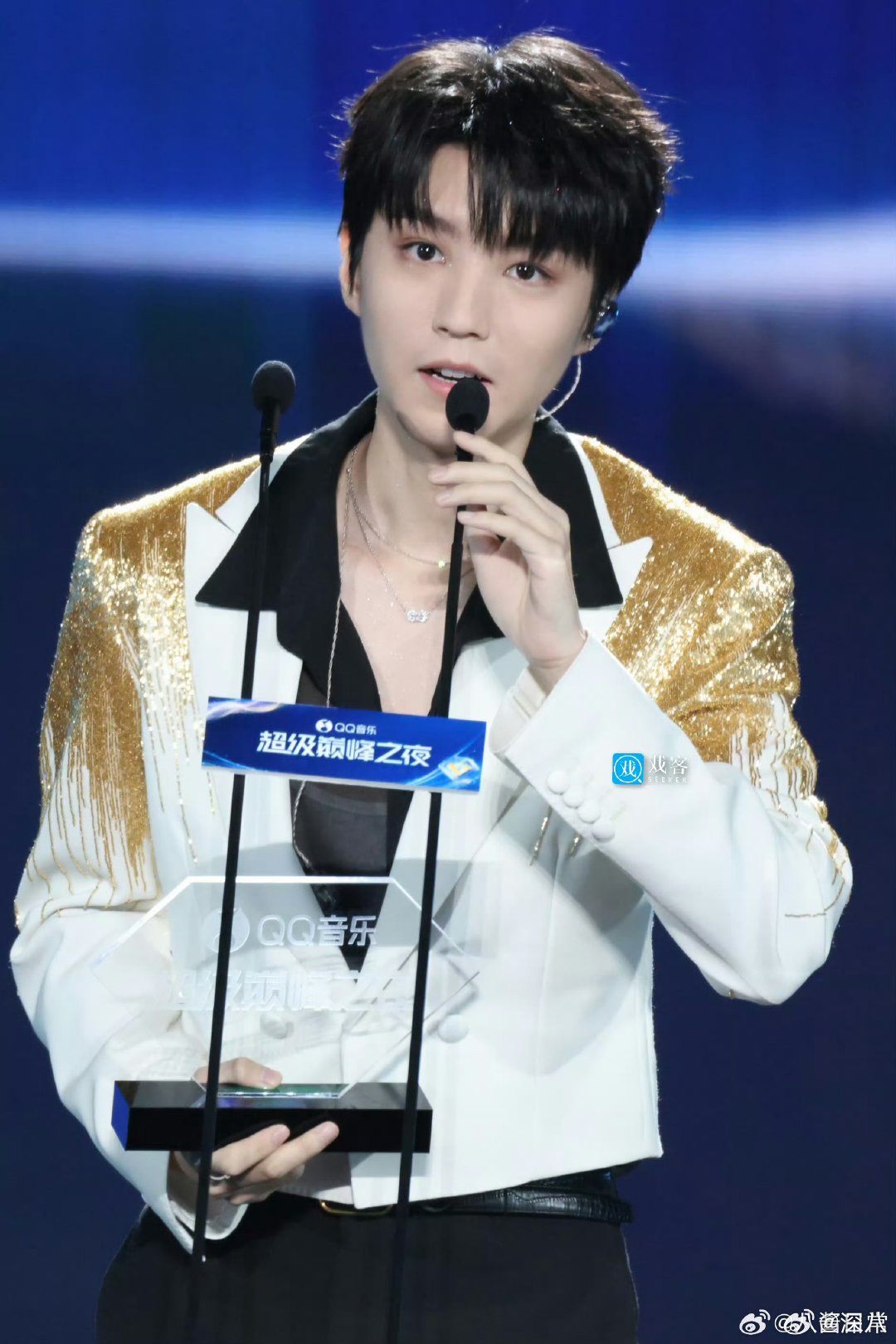 王俊凯丁禹兮鞠婧祎领奖生图王俊凯丁禹兮领奖生图王俊凯丁禹兮鞠婧祎领奖生图，来看