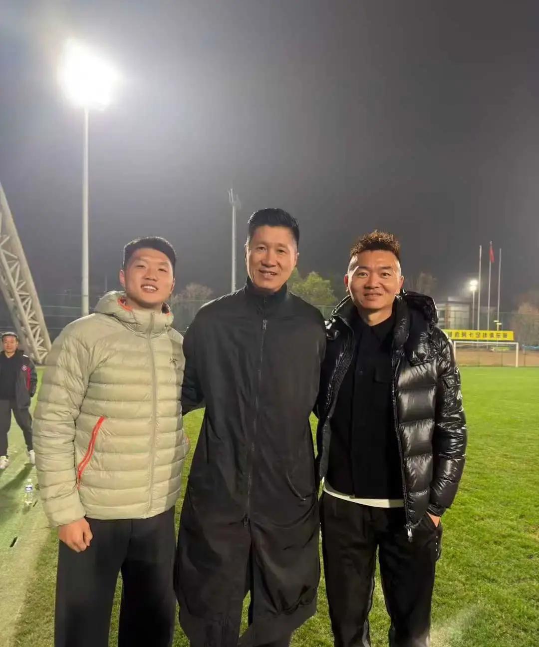 别再说门将孤独了。成都，三代人守一门。蹇韬刚入选国家队。他扑救率排中超前三