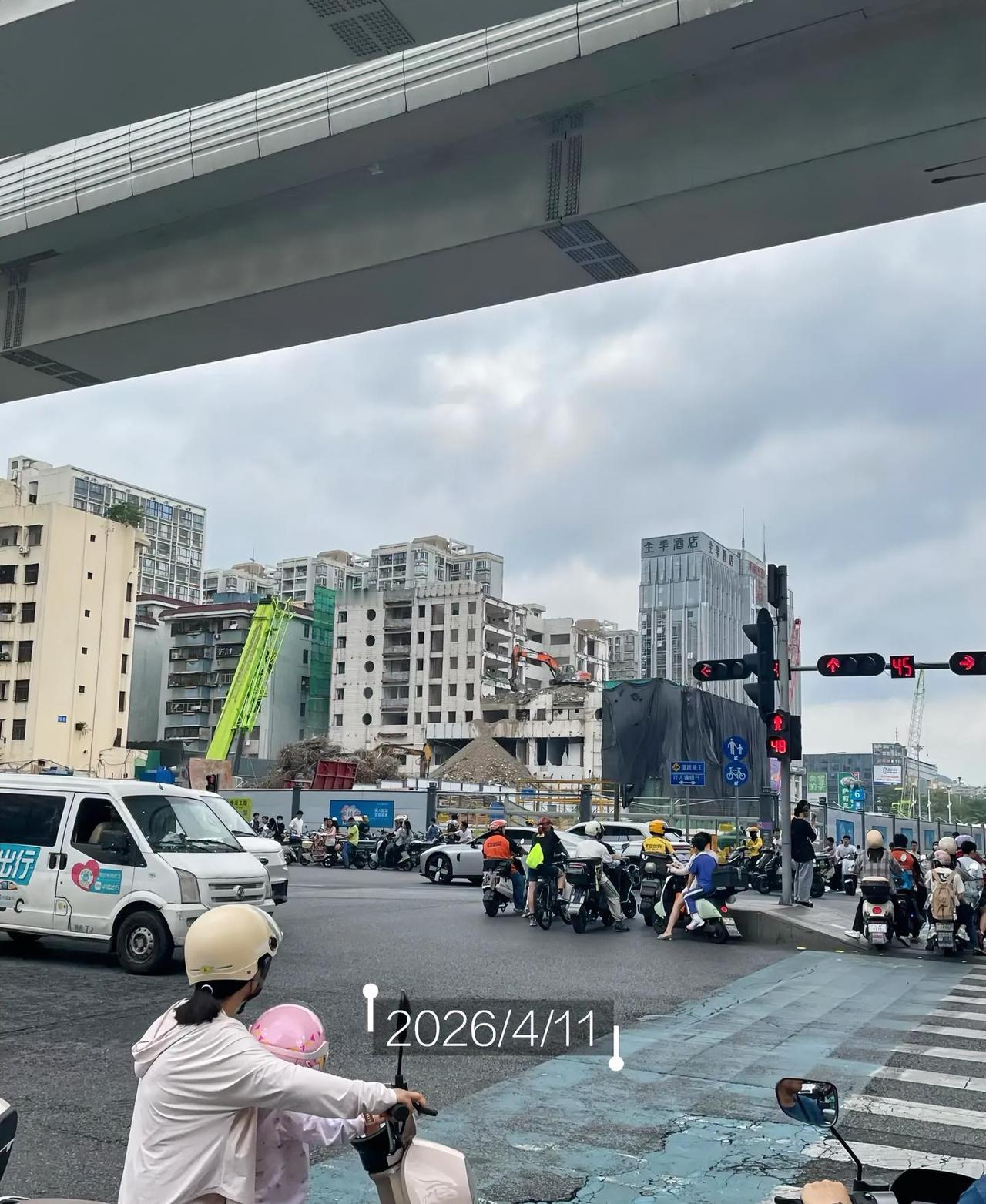 龙华地铁站这块地拆了一半了接近龙华地铁站B口这块地正在抓紧拆除，未来这里将会