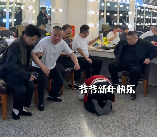 郭德纲、于谦、侯震、孙越、郭麒麟、岳云鹏等人，正坐在休息室里聊天。岳云鹏的徒弟尚