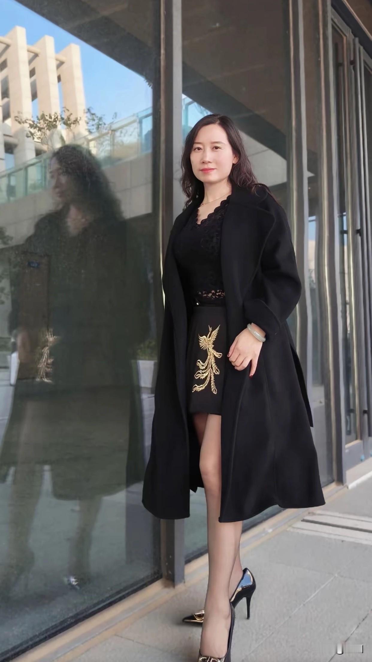 什么年龄的女人最有气质50岁的女人，优雅大方，举手投足间尽显韵味。