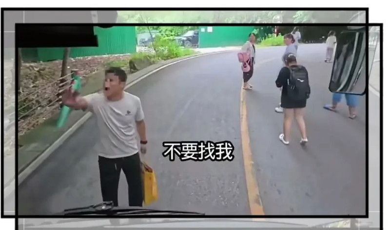 司机和游客起冲突，到底是谁的错？黄果树景区把检票口设的远，车子又不能开过去，