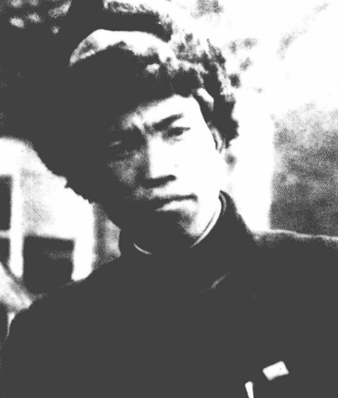1946年，东北民主联军1师师长梁兴的老照片，头戴狗皮帽子，牙齿很有辨识度。东北