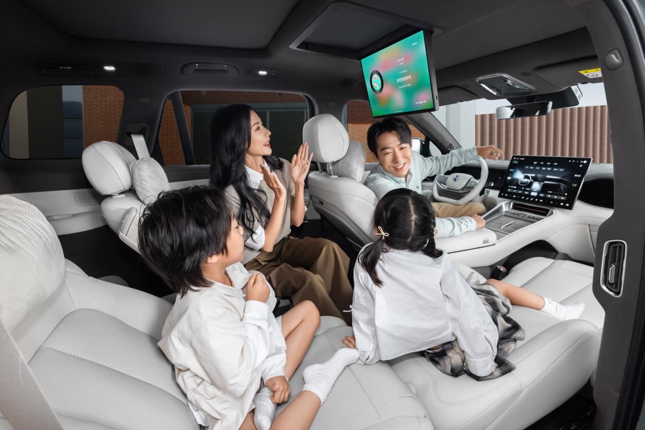 腾势N8L有点面面俱到的意思，5米2车长配3米多轴距，第三排坐