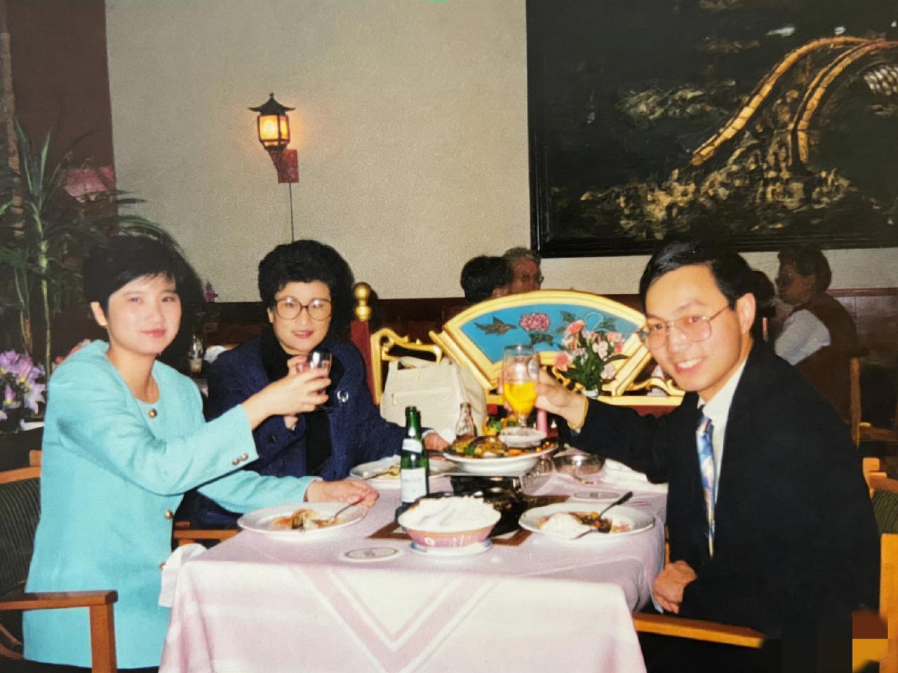 1994年，王文娟给女儿孙庆原过30岁生日，一张温馨的合影，镜头中的孙庆原留着精