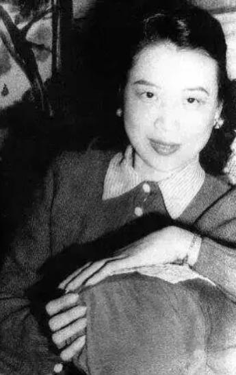 1936年，32岁巴金邀请19岁女粉丝到自己家做客，女粉欣然赴约，谁知，半晌后她