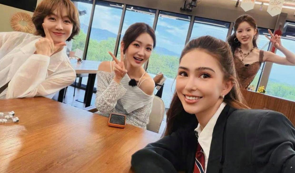 1.昆凌亲眼见过不少高调张扬、急于攀高的女生，最后都被周杰伦淘汰，所以她一直保