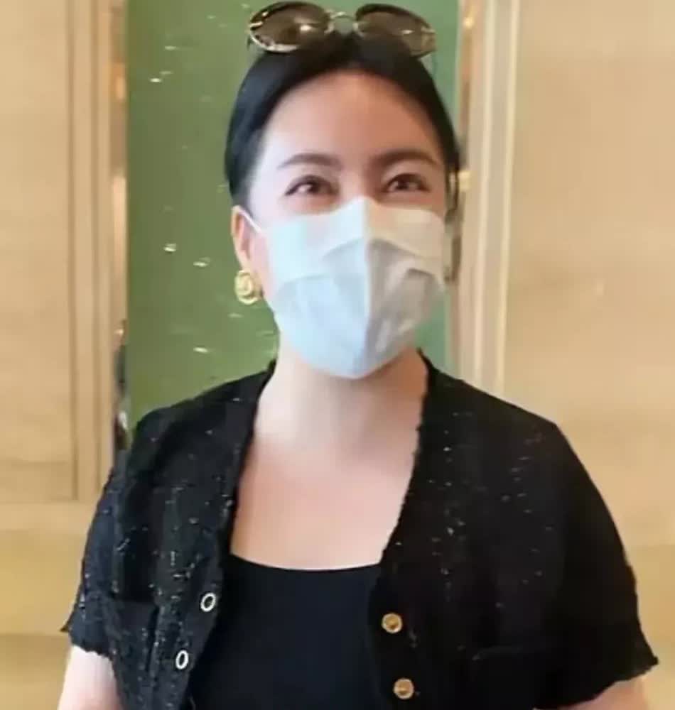 近日，重庆一女子在超市看到1.5元一只的奶酪棒，她买一盒50支装的却花了82.6