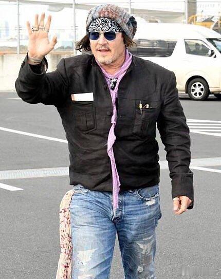 德普现身日本东京。这竟然是德普，昔日男神，如今老人味十足的感觉。话说回来，同龄的