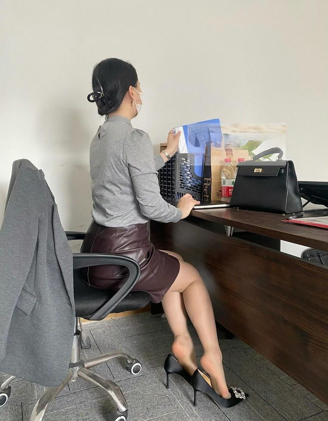 这个班上的也太随意了吧，在办公室把高跟鞋都脱掉了！上班女高跟鞋上班日常高跟鞋