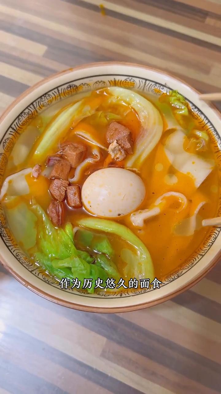 羊肉板面。作为历史悠久的面食，因其整体味道浓郁、宽面劲道耐嚼、汤汁醇香火辣而颇