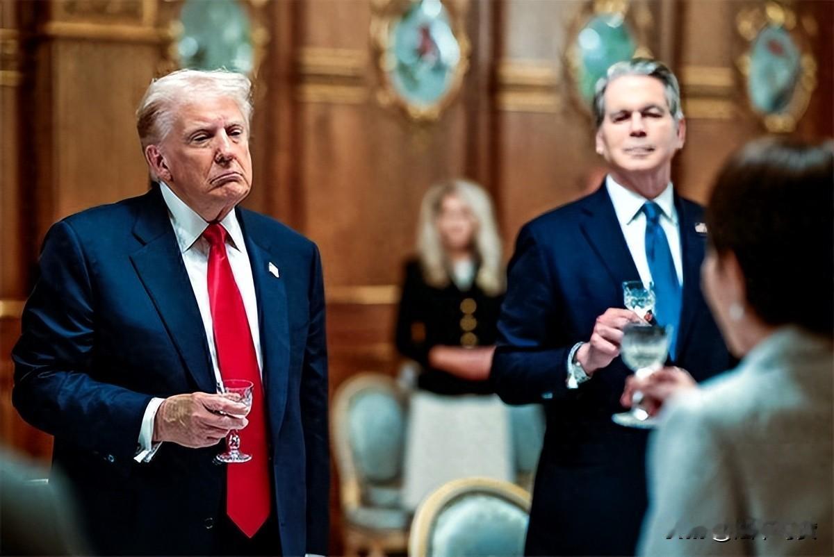 特朗普前两天刚给日本新首相高市早苗发了贺电，转头就在白宫拍桌子骂人。为啥火气这么