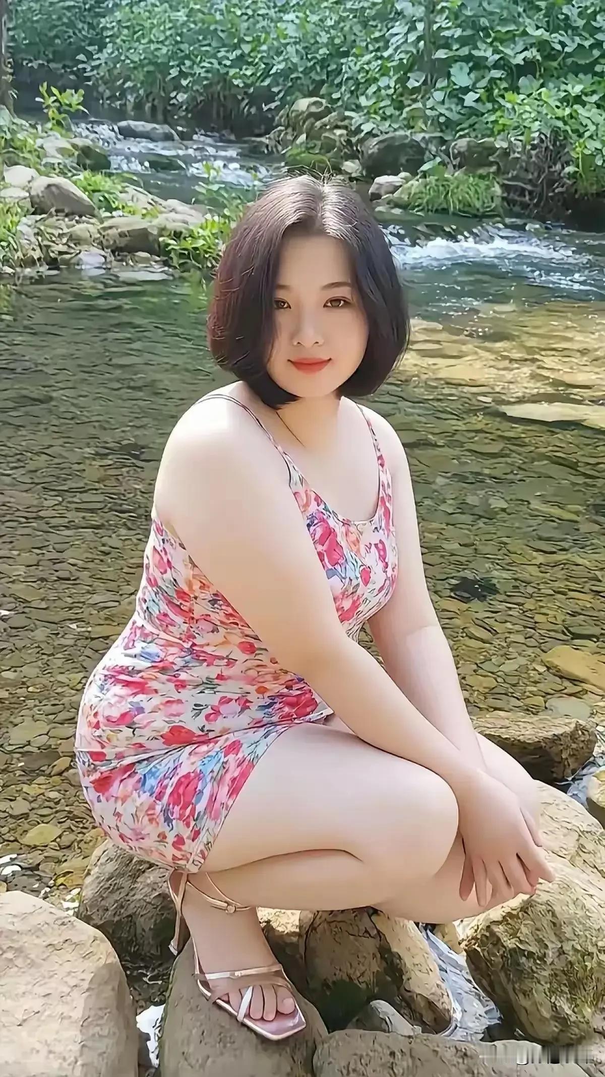 夏日清凉，溪边静坐，花裙飘逸，享受自然之美。