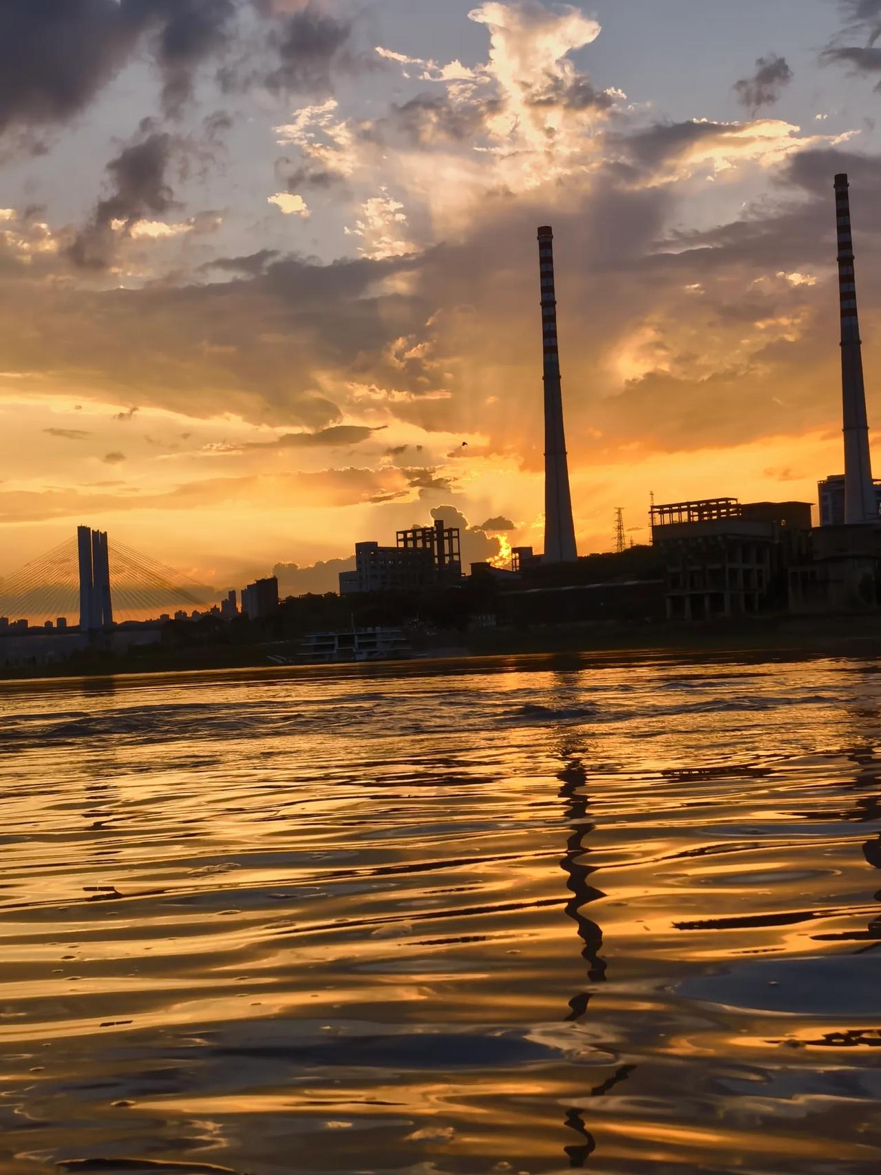 想拍夕阳晚霞下重庆的绝美风光，唯有7，8月来最合适，其他季节天空灰蒙蒙的，人好受