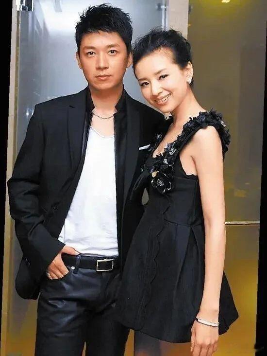 2011年，潘粤明发了一张董洁拎水果的照片，当时俩人结婚3年了