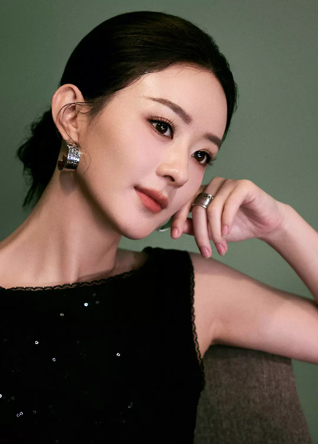 赵丽颖直播赵丽颖黑色大露背礼服，状态真好，生图随便截图都好看，简单大方优雅，就是