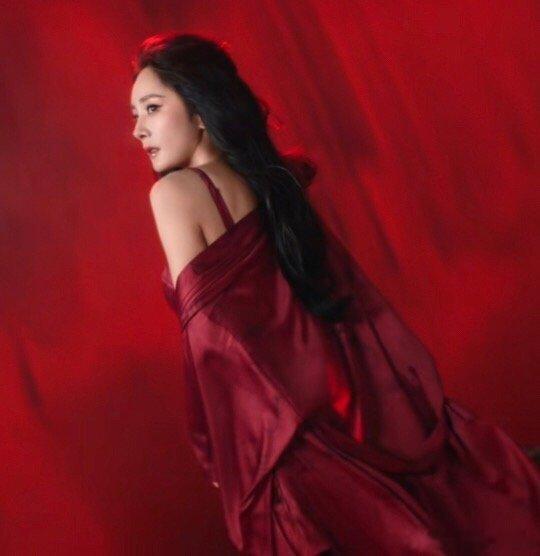 四大顶级扛剧花里面确实有两个很扛剧的爱奇艺年冠生万物杨幂现在是作品商务两不误要