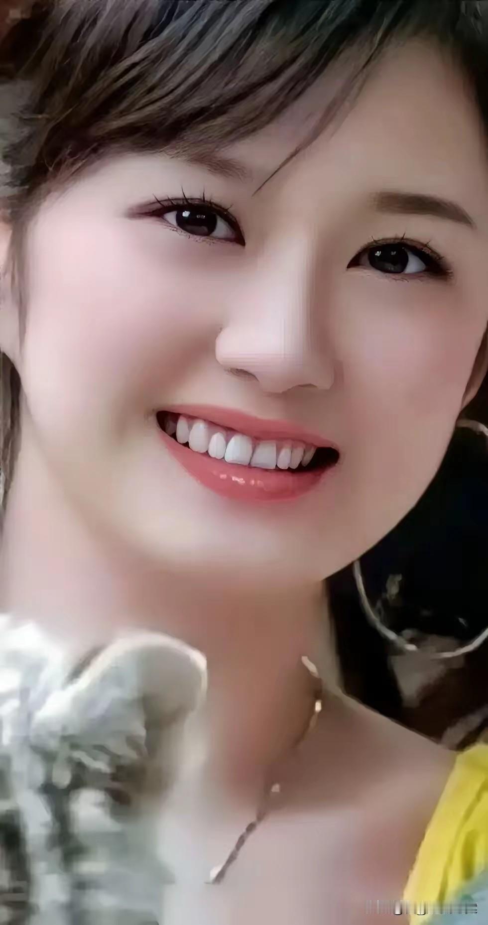 五律·赠清妍一笑生春色，明眸映浅光。鬓轻含晓露，唇暖带清香。语软风初软