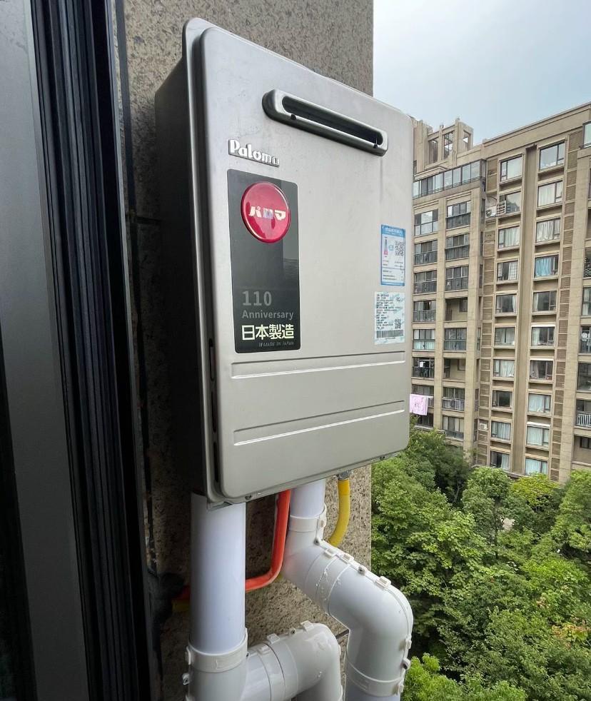 本来计划装在室内的，安装人员来了之后说这款热水器可以装室外，并且说装在室外可以减